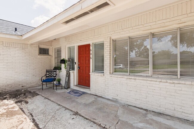 Foto del edificio - 1606 Oaks Dr