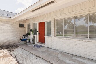 Building Photo - 1606 Oaks Dr