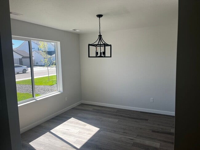 Foto del edificio - Delano Home: Modern Style Home for Rent in...