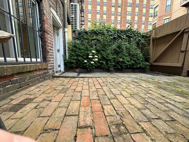 Foto del edificio - Back Bay 3 Bed Available Now