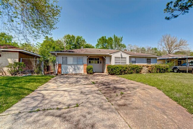 Building Photo - 4307 Holloway Dr