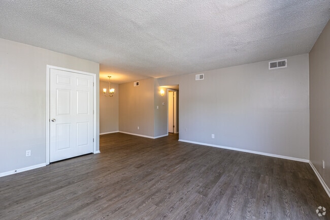 2BR, 1BA - 885 SF/Renovated - Riviera Apartments