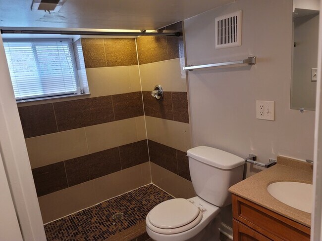Foto del edificio - Spacious 2 bedroom 2 bath Raised Ranch