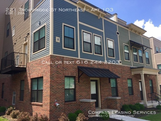 Building Photo - 221 Trowbridge St NE