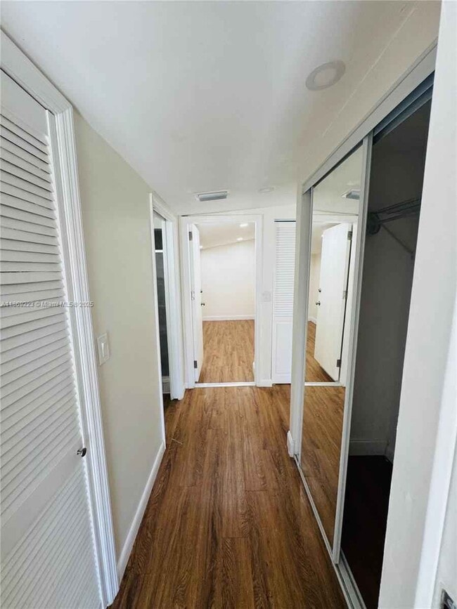 Foto del edificio - 5630 Simms St