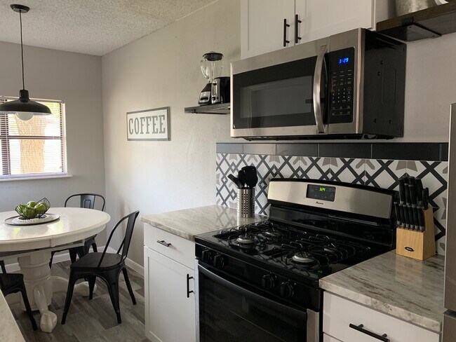 Built-in Microwave - 6502 Cedarhill