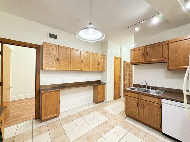 Foto del edificio - 1521 W Barry Ave