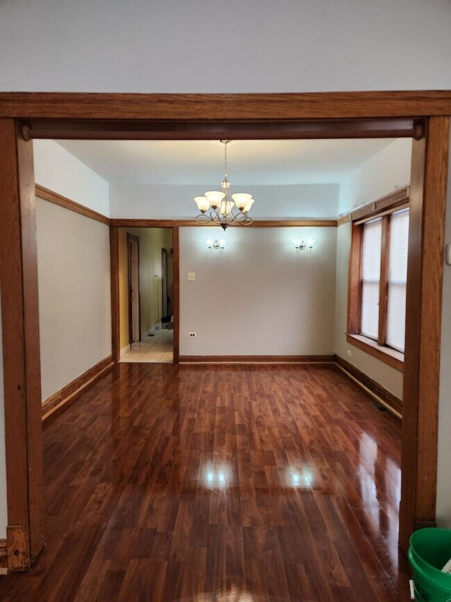 Building Photo - 1540 N Hamlin Ave
