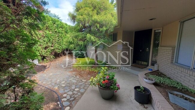 Building Photo - 802 N 40th Ave