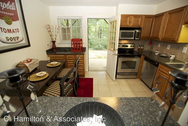 Building Photo - 2 br, 1 bath Apartment - 195 Sycamore Rd #E38