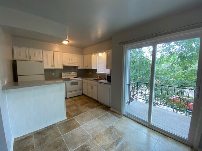 Foto del edificio - Price Reduced - Exceptional Price on 2-bed...
