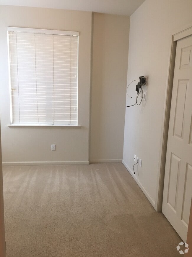 Building Photo - 1495 Breezeway Ct