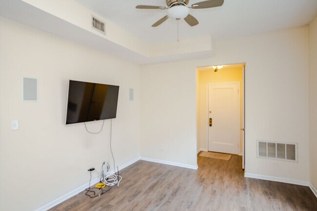 Building Photo - 633 W Arlington Pl
