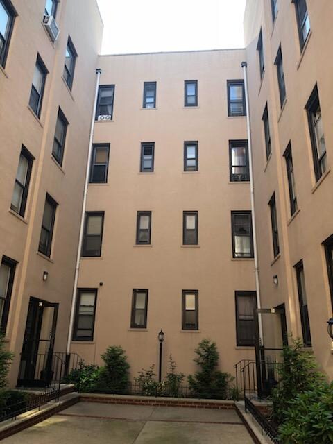 Foto del edificio - 2738 E 19th St