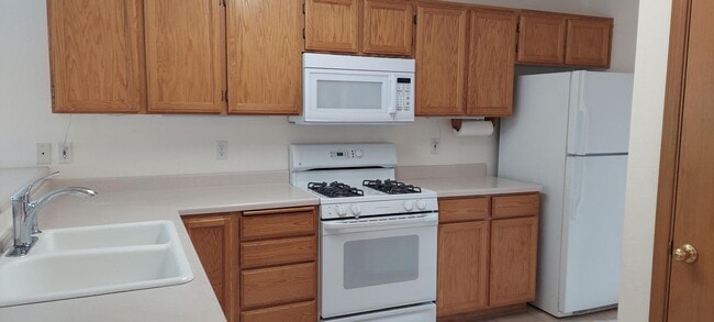 Building Photo - MOVE IN SPECIAL 1/2 OFF 1ST FULL MONTHS RENT- 3 bedroom, 2.5 bath Townhouse in Ashland!!