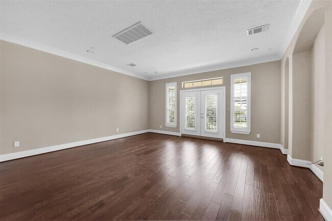 Foto del edificio - 905 Garden Oaks Trce