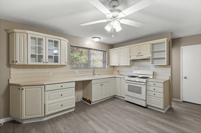 Building Photo - 695 Charvel Dr