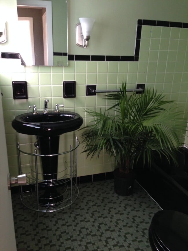 Building Photo - 889 Mount Loretta Ave