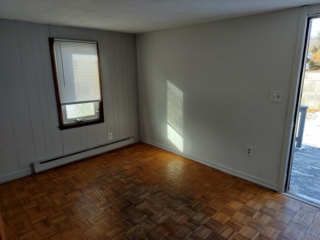 Living - 326 S Center St