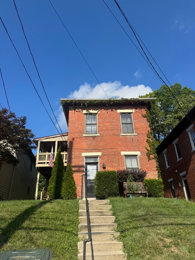 Building Photo - 889 1/2 S Front St