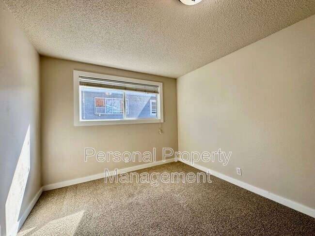 Building Photo - 902 NE 86th St