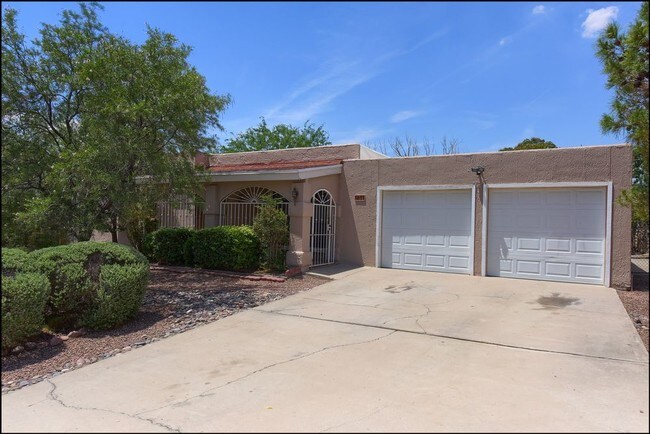 Building Photo - Spacious Home