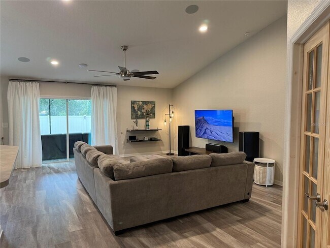 Foto del edificio - 244 Whispering Oaks Way