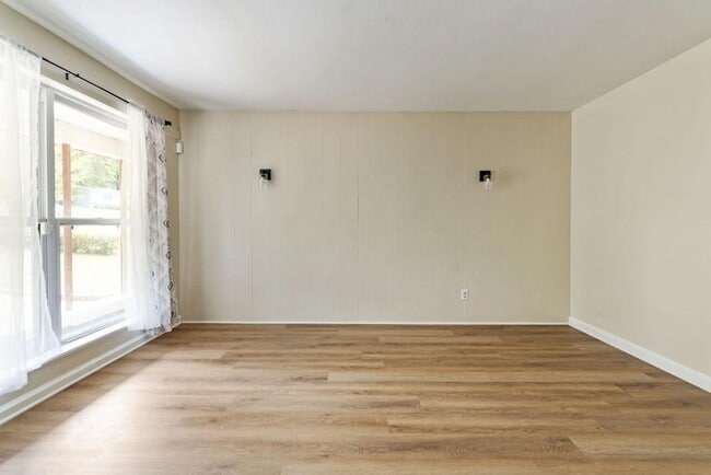 Building Photo - 4936 Springhill Dr
