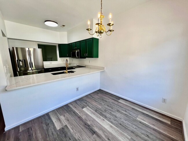 Building Photo - Newly remodeled 3 bed 2.5 bath townhome in...