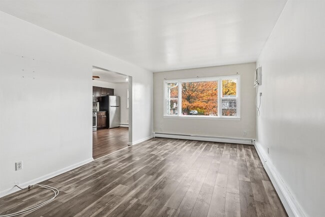 Building Photo - 2 Raydol Ave