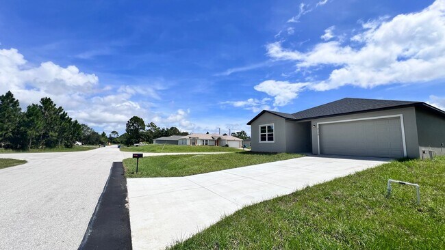 Foto del edificio - Spacious 3-Bedroom Home with Garage & Pati...