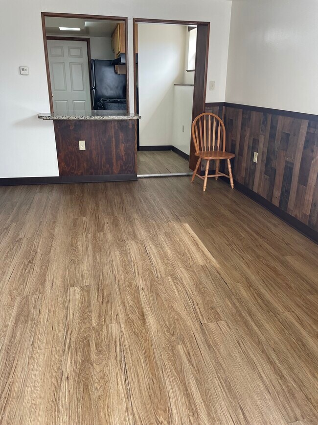 Sala de estar integrada a la cocina - 743 Camden Pl