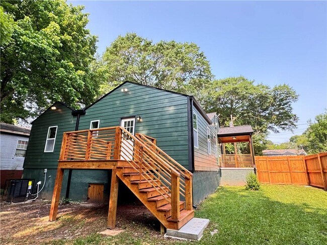 Building Photo - 2228 Carey Dr SE