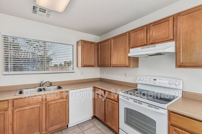Building Photo - 1543 S Danielson Way