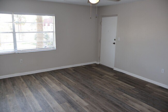 Foto del edificio - 2 bed 1.5 bath condo