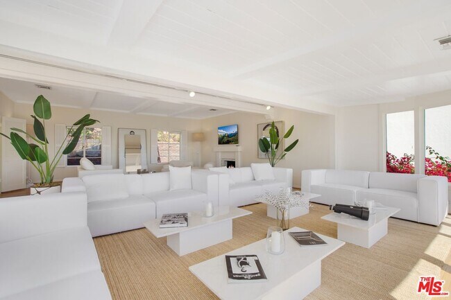 Foto del edificio - 9060 St Ives Dr