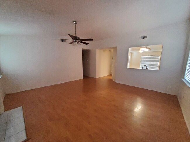 Foto del edificio - 5615 Sugar Pine Dr