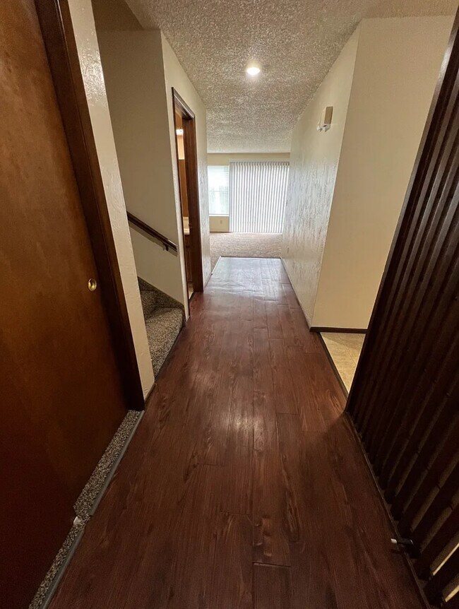 Foto del edificio - 1010 Midway Dr NE