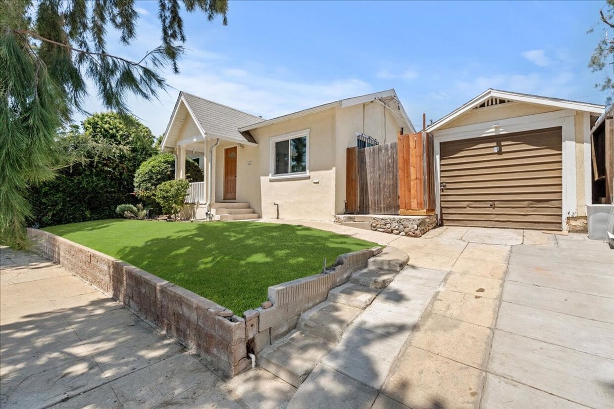 Primary Photo - Stylish and Updated North Inglewood House ...