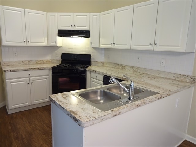Foto del edificio - 2875 Camelot Woods Drive