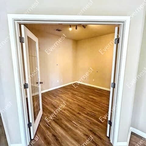 Foto del edificio - 1208 Willowbrook Dr