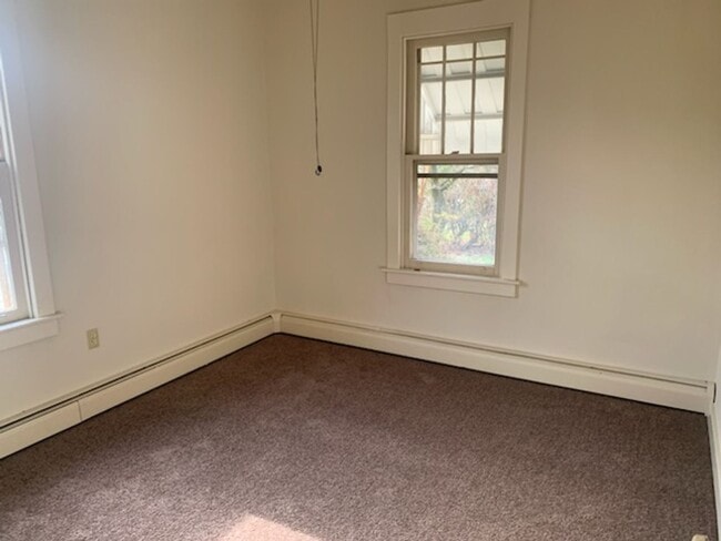 Building Photo - Beautifully renovated 2-bedroom house