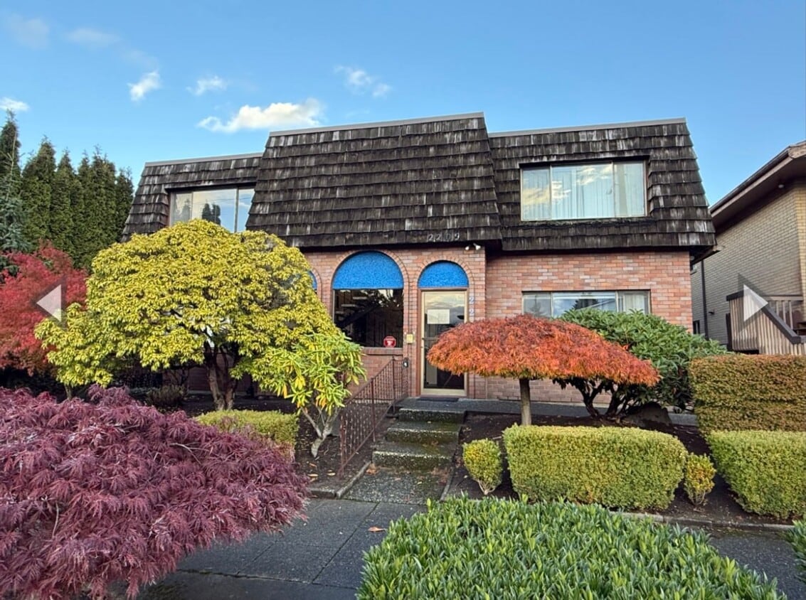 Foto principal - Charming Retro-Style 2BR in Prime Downtown Location