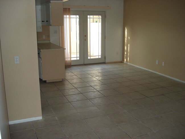 Foto del edificio - 3 BEDROOM 2BATHROOM PATIO HOME - CERAMIC T...