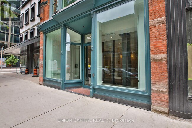 Photo du bâtiment - 100 Queen St E