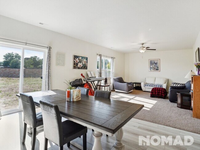 Building Photo - 4 Bedroom Single Family Home in Colorado S...