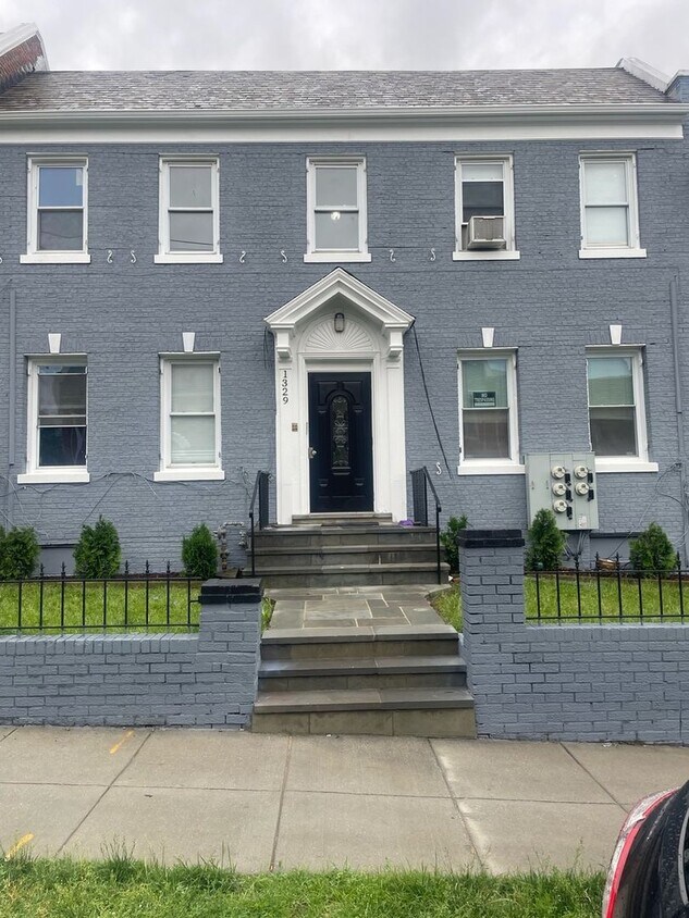 Foto principal - 1329 Adams St NE