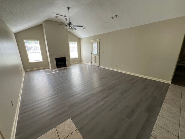 Foto del edificio - 3 bed 2.5 bath house with multiple bonus rooms!
