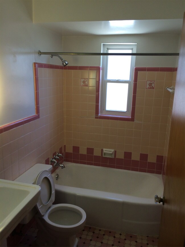 Building Photo - 18 Requardt Ln