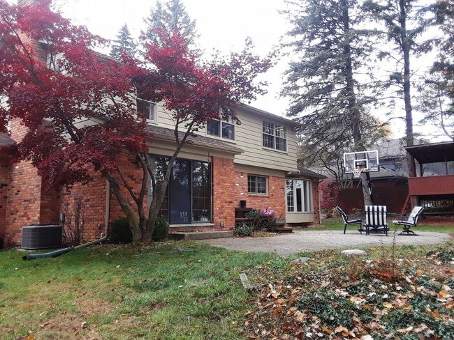 Building Photo - Beautiful Lakefront Home in West Bloomfield